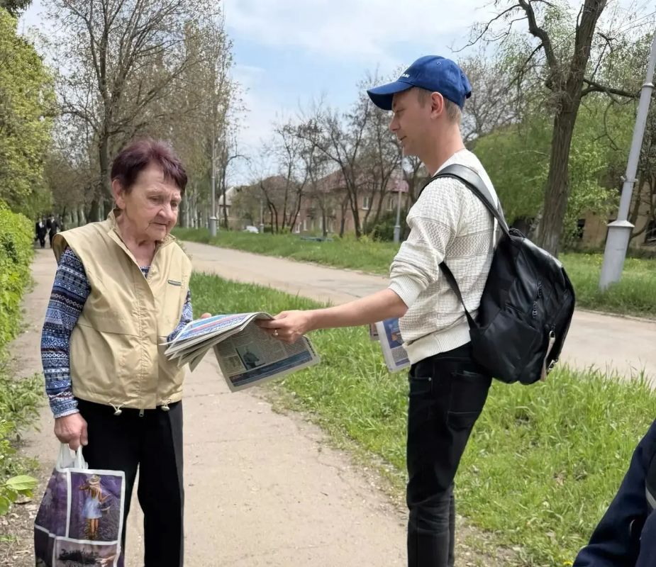 22 мая, в Кировском внутригородском районе города Макеевки прошла раздача предвыборной газеты среди жителей города 22 мая, в Кировском внутригородском районе города Макеевки прошла раздача предвыборной газеты среди жителей города