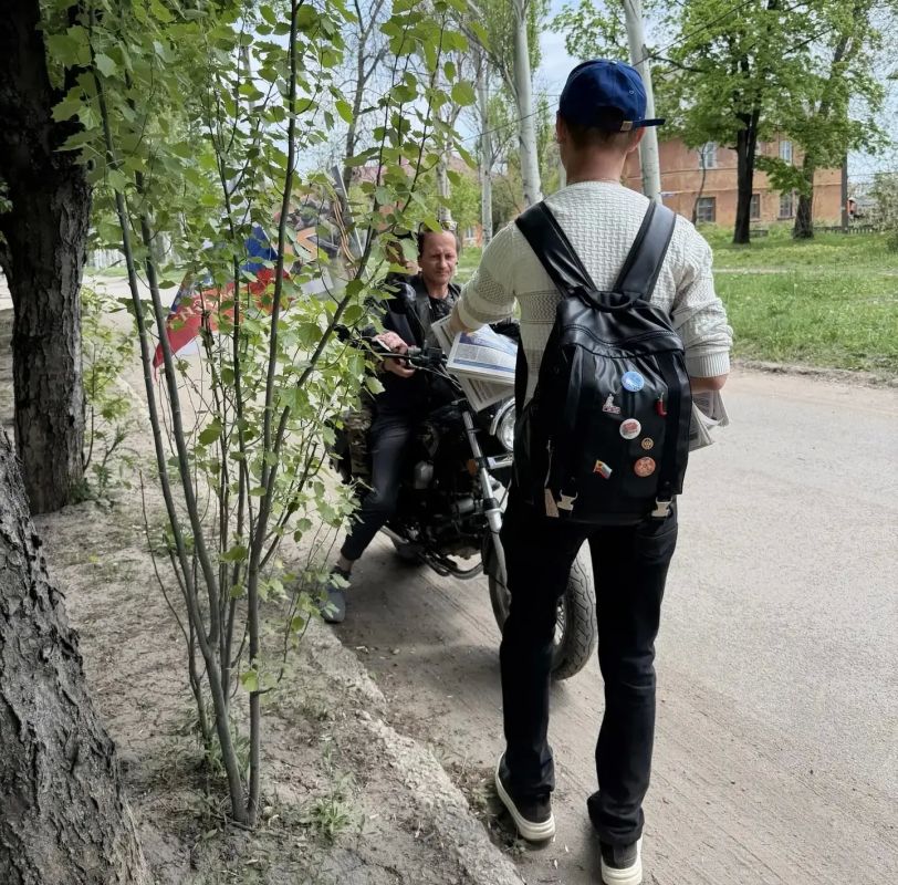 22 мая, в Кировском внутригородском районе города Макеевки прошла раздача предвыборной газеты среди жителей города 22 мая, в Кировском внутригородском районе города Макеевки прошла раздача предвыборной газеты среди жителей города