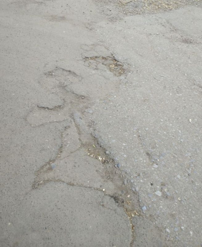 Асфальт не прожил и полутора лет после ремонта в Киевском районе Донецка Асфальт не прожил и полутора лет после ремонта в Киевском районе Донецка