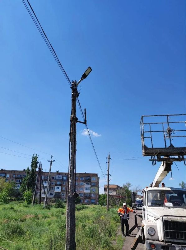 В Снежном продолжаются работы по восстановлению наружного освещения В Снежном продолжаются работы по восстановлению наружного освещения