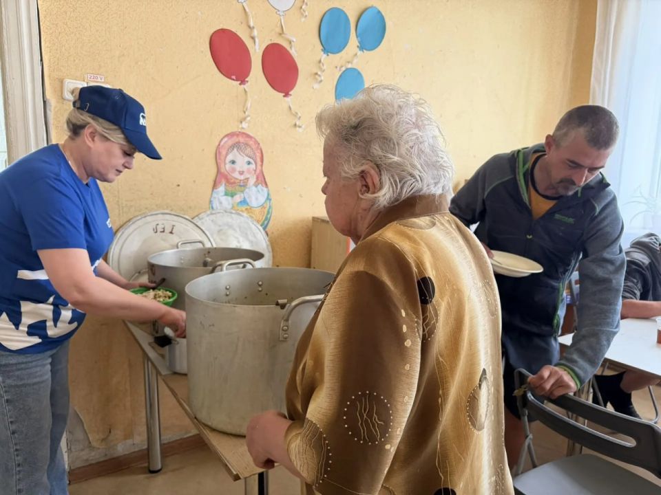 Помогаем тем, кому это необходимо: акция «Партия рядом» в пункте временного размещения Помогаем тем, кому это необходимо: акция «Партия рядом» в пункте временного размещения