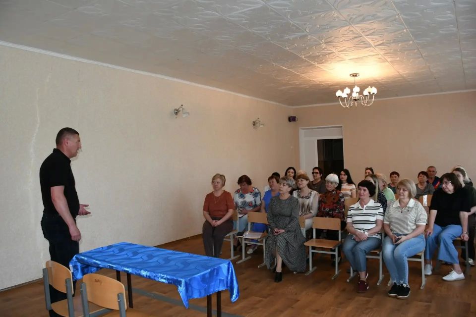 Сергей Лебедев встретился с коллективом Дома детского творчества в Кировском Сергей Лебедев встретился с коллективом Дома детского творчества в Кировском