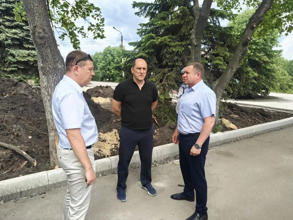 Глава Снежного проверил ход благоустройства площади в поселке Северное Глава Снежного проверил ход благоустройства площади в поселке Северное