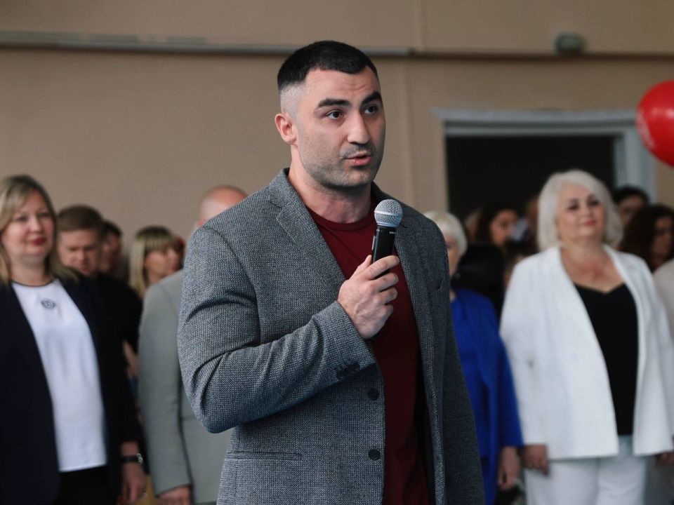Станислав Дзасохов: Сегодня принял участие в празднике Последнего звонка в МАОУ гимназия №12 имени Г.Р. Державина Станислав Дзасохов: Сегодня принял участие в празднике Последнего звонка в МАОУ гимназия №12 имени Г.Р. Державина
