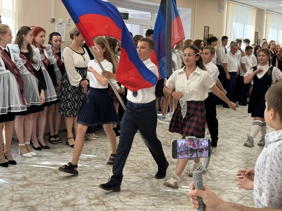 Последний звонок прозвенел Последний звонок прозвенел