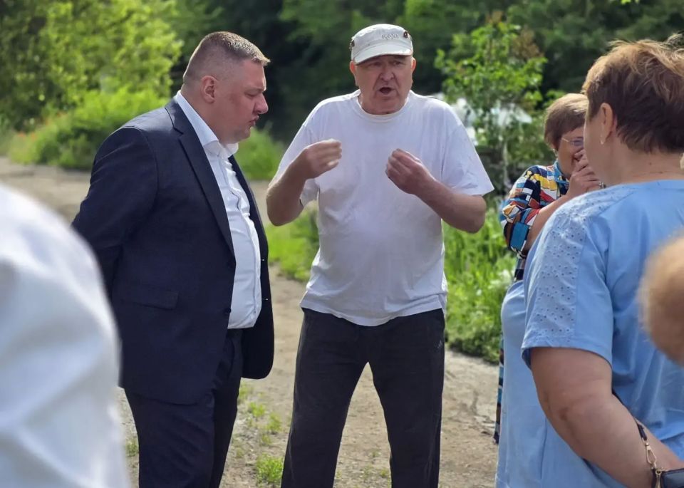Иван Адамец: Совместно с депутатом горсовета Дмитрием Пефтеевым провели встречу с жителями у дома №15 по улице 9 Мая Иван Адамец: Совместно с депутатом горсовета Дмитрием Пефтеевым провели встречу с жителями у дома №15 по улице 9 Мая