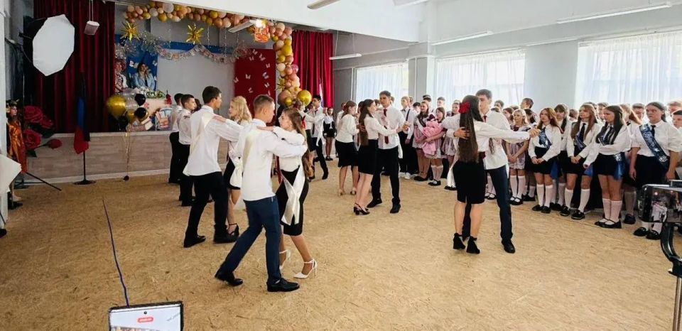 Сегодня, 26 мая, во всех школах города Моспино традиционно прозвучал Последний звонок! Сегодня, 26 мая, во всех школах города Моспино традиционно прозвучал Последний звонок!