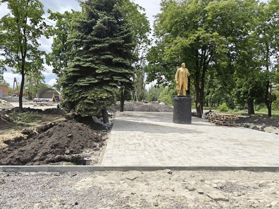 Глава Снежного проверил ход благоустройства площади в поселке Северное Глава Снежного проверил ход благоустройства площади в поселке Северное