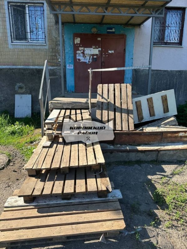 Крыльцо 1-го подъезда дома 110 по ул. Петровского в Донецке развалилось полгода назад: ЕУК «забил»