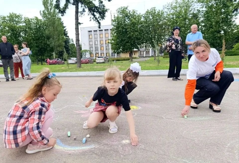 Наталья Бегуненко: В преддверии Дня защиты детей в Петровском районе прошел конкурс рисунков на асфальте «Детство - это радость» Наталья Бегуненко: В преддверии Дня защиты детей в Петровском районе прошел конкурс рисунков на асфальте «Детство - это радость»