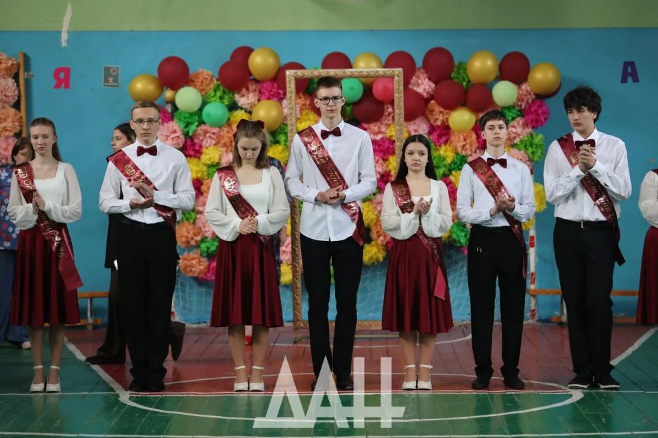 «Последними звонками» провожают школьников ДНР на каникулы «Последними звонками» провожают школьников ДНР на каникулы