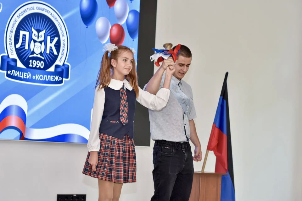 Денис Шимановский: В этот день, ровно 12 лет назад, на репетиции выпускного вальса, я впервые услышал гул вертолётов и истребителей Денис Шимановский: В этот день, ровно 12 лет назад, на репетиции выпускного вальса, я впервые услышал гул вертолётов и истребителей