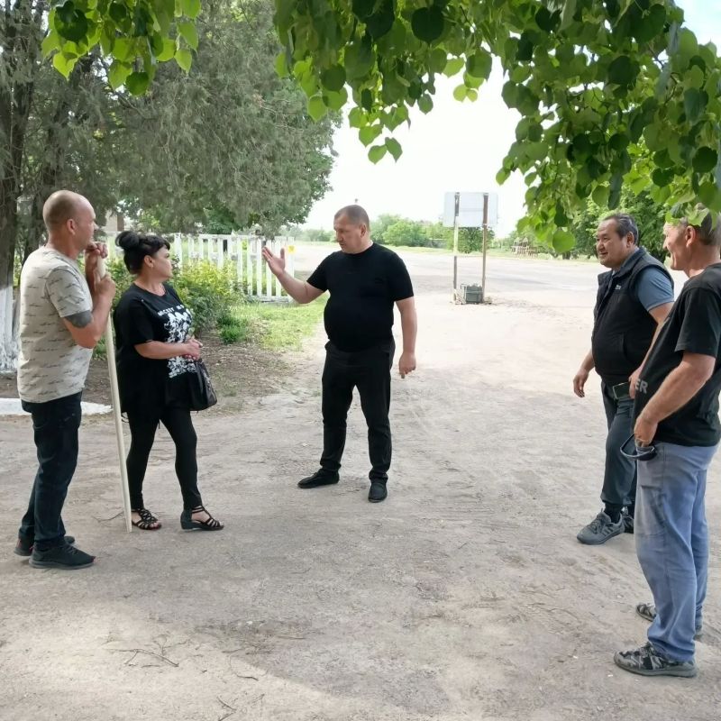 26 мая, заместитель главы администрации города Дебальцево Валерий Бессараб провел рабочую встречу с жителями поселка городского типа Луганское