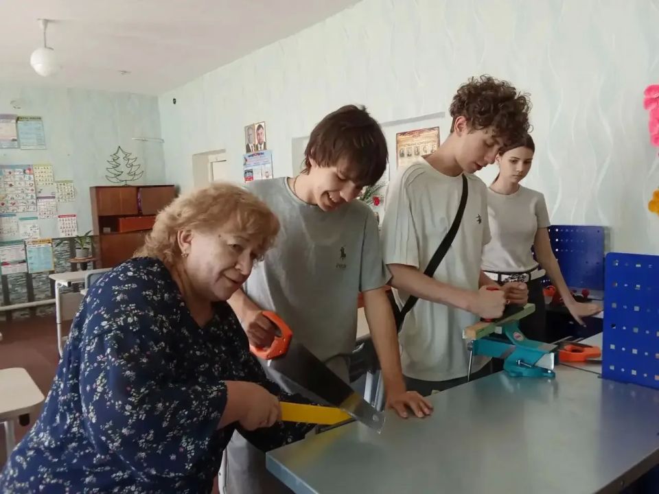В ДНР продолжается обновление школьных учебных кабинетов по предметам «Основы безопасности и защиты Родины» и «Труд» В ДНР продолжается обновление школьных учебных кабинетов по предметам «Основы безопасности и защиты Родины» и «Труд»