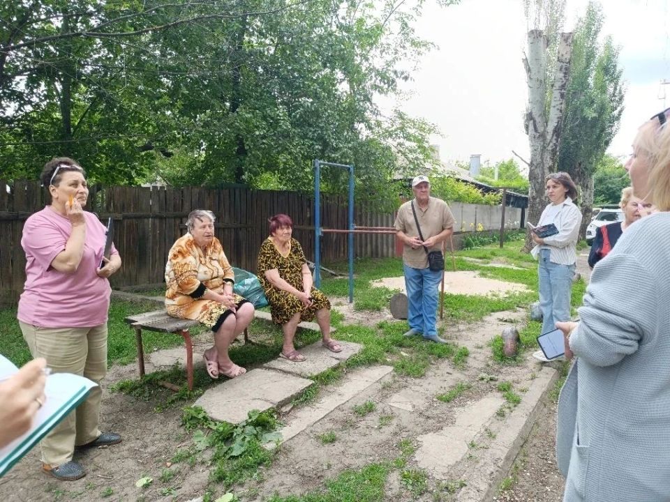 Встреча с жителями. 26 мая заместитель главы администрации городского округа Иловайск Сергей Александрович Криза встретился с жителями дома №141 по ул. Шевченко Встреча с жителями. 26 мая заместитель главы администрации городского округа Иловайск Сергей Александрович Криза встретился с жителями дома №141 по ул. Шевченко
