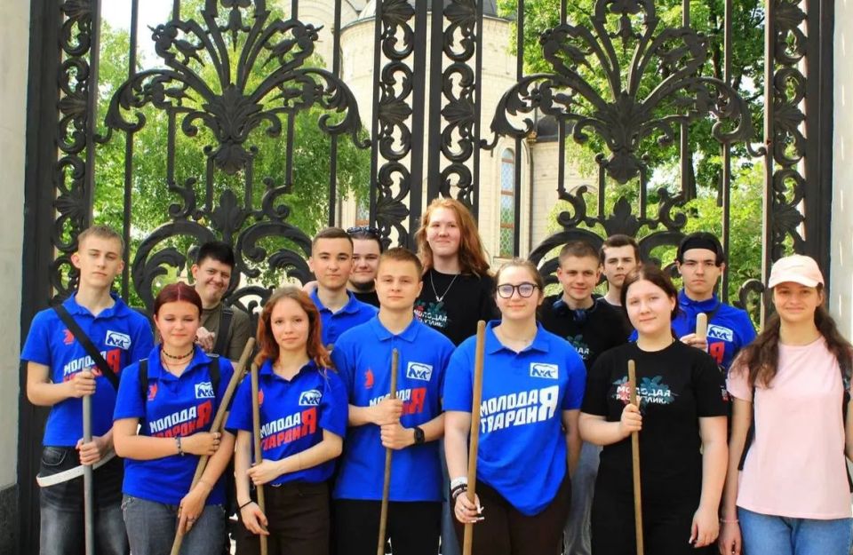 В рамках партийного проекта «Партия рядом» активисты Горловского городского штаба «Молодой Гвардии Единой России» провели работы по благоустройству территории Богоявленского собора В рамках партийного проекта «Партия рядом» активисты Горловского городского штаба «Молодой Гвардии Единой России» провели работы по благоустройству территории Богоявленского собора