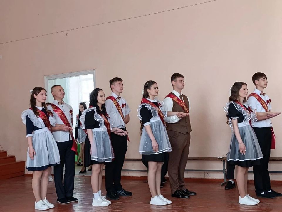 Прозвенел школьный Последний звонок Прозвенел школьный Последний звонок