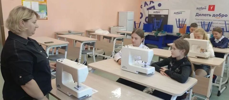 В ДНР продолжается обновление школьных учебных кабинетов по предметам «Основы безопасности и защиты Родины» и «Труд» В ДНР продолжается обновление школьных учебных кабинетов по предметам «Основы безопасности и защиты Родины» и «Труд»