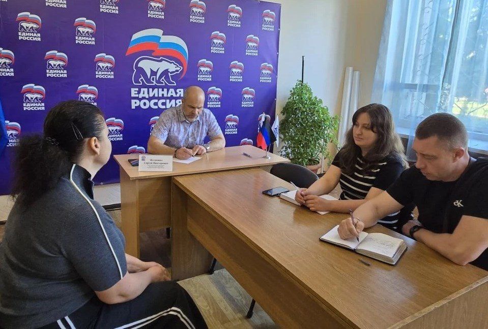 В общественной приемной Всероссийской политической партии "Единая Россия" состоялся прием граждан главой муниципального образования городского округа Дебальцево, секретарем МО ВПП «Единая Россия» Сергеем Желновачем В общественной приемной Всероссийской политической партии "Единая Россия" состоялся прием граждан главой муниципального образования городского округа Дебальцево, секретарем МО ВПП «Единая Россия» Сергеем Желновачем