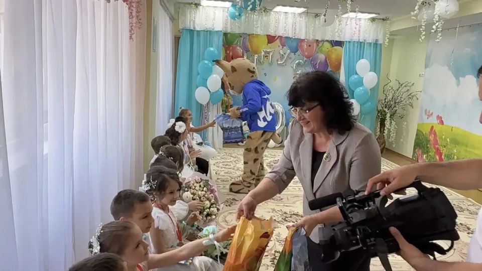 Трогательный выпускной праздник Трогательный выпускной праздник