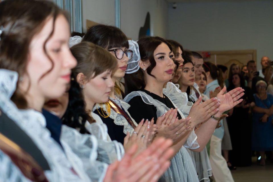 Сегодня посетил праздничные линейки Последнего звонка в школах городского округа Снежное Сегодня посетил праздничные линейки Последнего звонка в школах городского округа Снежное
