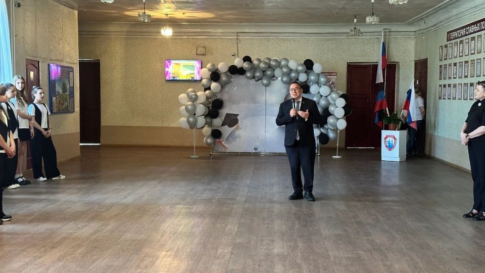 Андрей Крамар: Сегодняшний день с командой ЛДПР в ДНР начали в Азотном: по приглашению одного из самых наших активных партийцев-дончан, Виталия Владимировича Осмоловского, поздравил с последним звонком преподавателей... Андрей Крамар: Сегодняшний день с командой ЛДПР в ДНР начали в Азотном: по приглашению одного из самых наших активных партийцев-дончан, Виталия Владимировича Осмоловского, поздравил с последним звонком преподавателей...