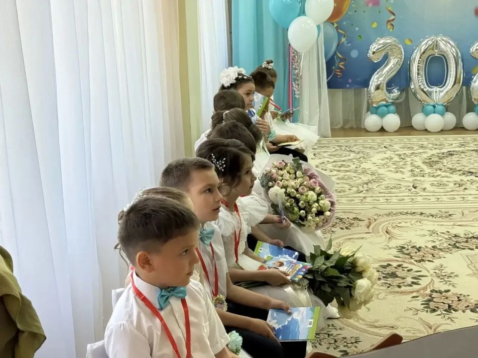 Трогательный выпускной праздник Трогательный выпускной праздник