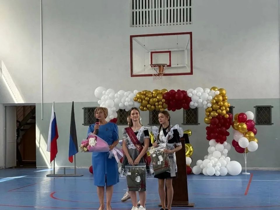 Сила добра. В рамках Всероссийской акции добрых дел ВПП «Единая Россия» Ирина Карташева, депутат Снежнянского городского совета ДНР первого созыва подарила два военных костюма для девочек средней школы №8. Ирина Валерьевна... Сила добра. В рамках Всероссийской акции добрых дел ВПП «Единая Россия» Ирина Карташева, депутат Снежнянского городского совета ДНР первого созыва подарила два военных костюма для девочек средней школы №8. Ирина Валерьевна...