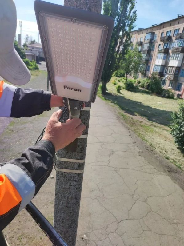 В Снежном продолжаются работы по восстановлению наружного освещения В Снежном продолжаются работы по восстановлению наружного освещения