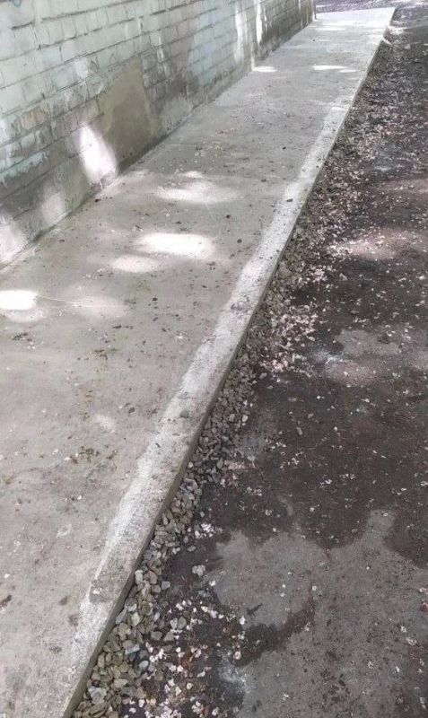Рабочие Хабаровского края продолжают ремонт в доме на улице Ленина в Дебальцево