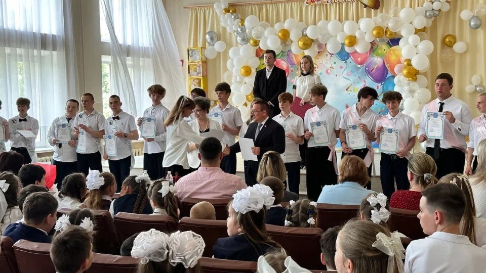 Андрей Крамар: Сегодняшний день с командой ЛДПР в ДНР начали в Азотном: по приглашению одного из самых наших активных партийцев-дончан, Виталия Владимировича Осмоловского, поздравил с последним звонком преподавателей...