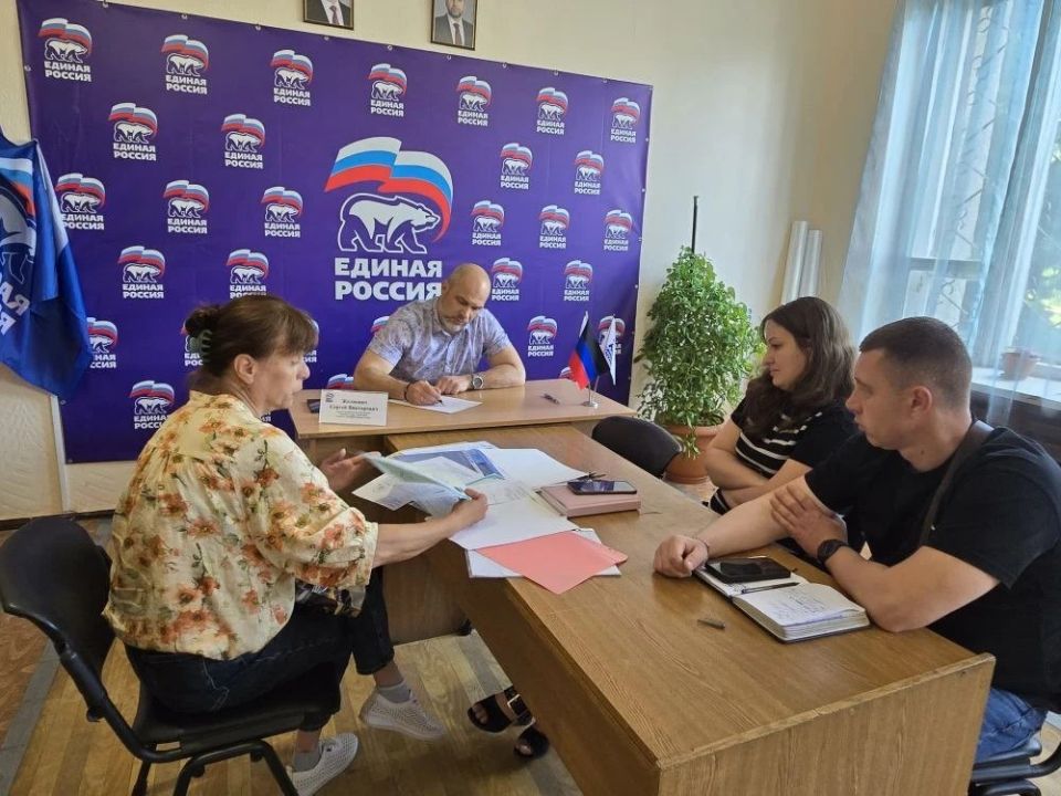 В общественной приемной Всероссийской политической партии "Единая Россия" состоялся прием граждан главой муниципального образования городского округа Дебальцево, секретарем МО ВПП «Единая Россия» Сергеем Желновачем В общественной приемной Всероссийской политической партии "Единая Россия" состоялся прием граждан главой муниципального образования городского округа Дебальцево, секретарем МО ВПП «Единая Россия» Сергеем Желновачем
