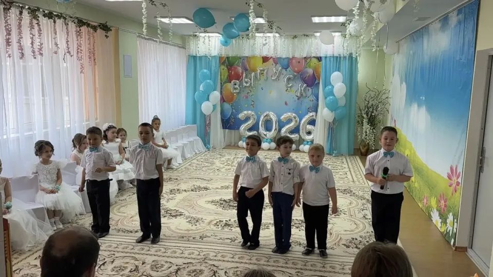 Трогательный выпускной праздник Трогательный выпускной праздник