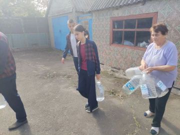 В рамках акции «Маленькие добрые дела» активисты ГБОУ «Привольненская школа» нанесли визит заслуженному педагогу, учителю-пенсионеру Ж.А. Журавлёвой