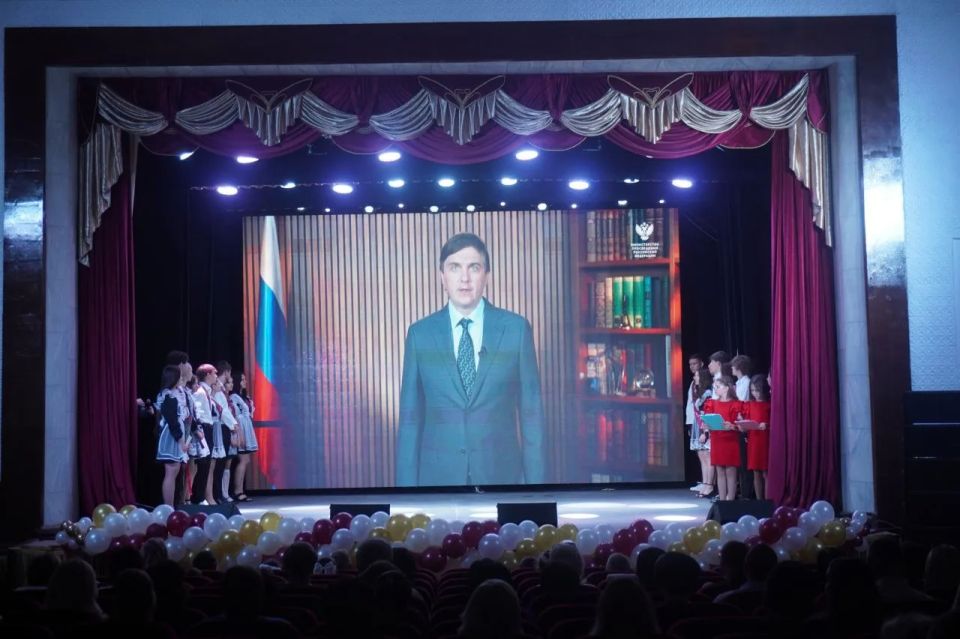 Сегодня посетил торжественное мероприятие, посвящённое Последнему звонку в ГБОУ «Володарская школа № 2 Володарского м.о.» Сегодня посетил торжественное мероприятие, посвящённое Последнему звонку в ГБОУ «Володарская школа № 2 Володарского м.о.»