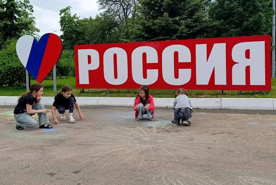 Наталья Бегуненко: В преддверии Дня защиты детей в Петровском районе прошел конкурс рисунков на асфальте «Детство - это радость» Наталья Бегуненко: В преддверии Дня защиты детей в Петровском районе прошел конкурс рисунков на асфальте «Детство - это радость»