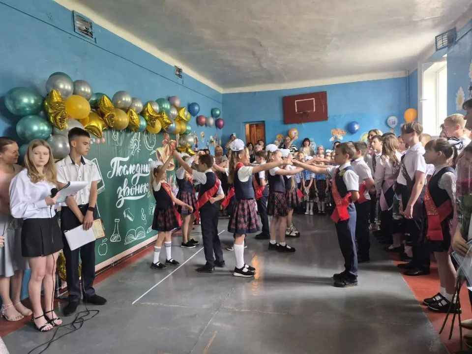 Сегодня, 26 мая, во всех школах города Моспино традиционно прозвучал Последний звонок! Сегодня, 26 мая, во всех школах города Моспино традиционно прозвучал Последний звонок!