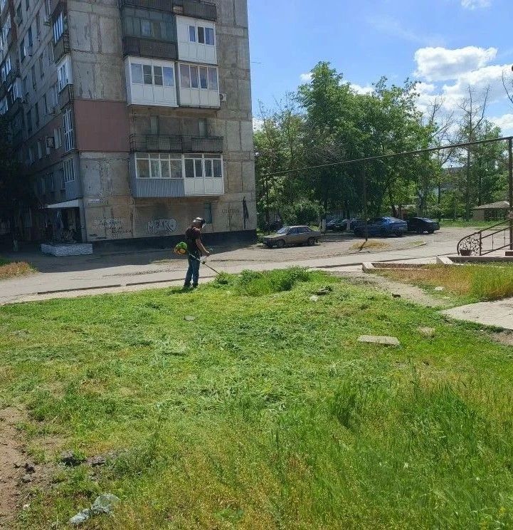 В городском округе Снежное на улицах Советской и Терешковой работники Снежнянского филиала Единого регионального фонда по управлению многоквартирными домами провели покос травы В городском округе Снежное на улицах Советской и Терешковой работники Снежнянского филиала Единого регионального фонда по управлению многоквартирными домами провели покос травы
