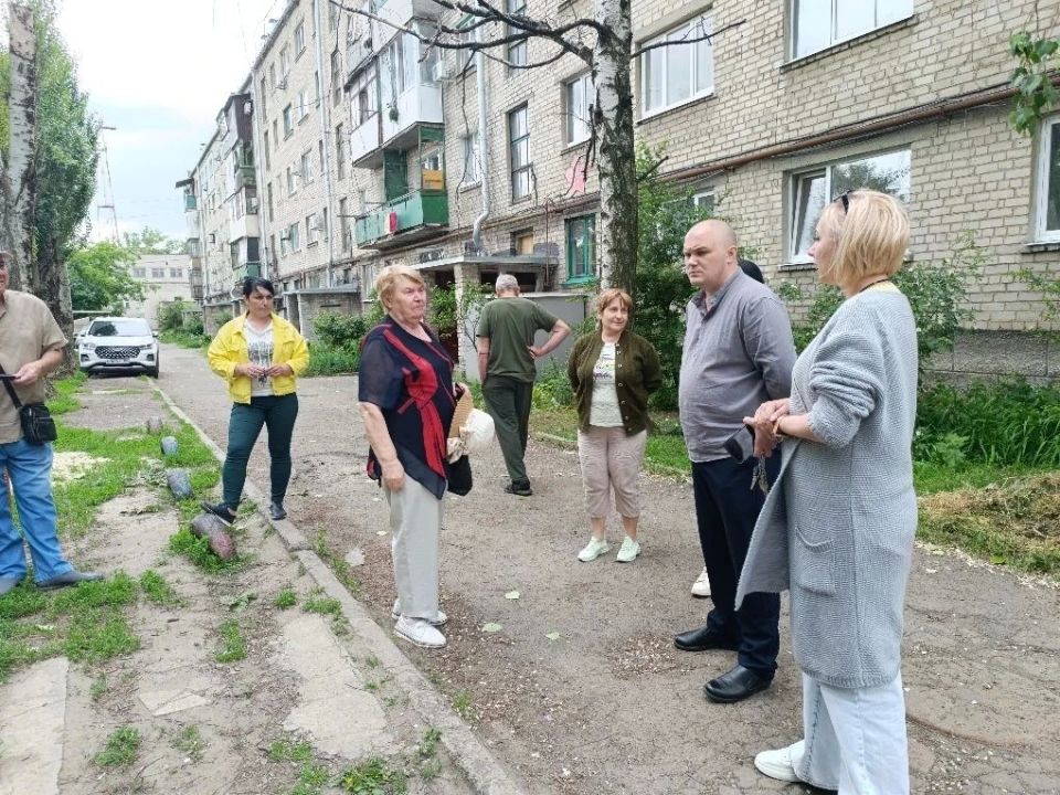 Встреча с жителями. 26 мая заместитель главы администрации городского округа Иловайск Сергей Александрович Криза встретился с жителями дома №141 по ул. Шевченко Встреча с жителями. 26 мая заместитель главы администрации городского округа Иловайск Сергей Александрович Криза встретился с жителями дома №141 по ул. Шевченко