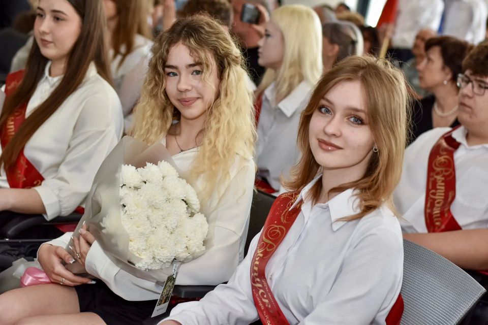 Денис Шимановский: В этот день, ровно 12 лет назад, на репетиции выпускного вальса, я впервые услышал гул вертолётов и истребителей Денис Шимановский: В этот день, ровно 12 лет назад, на репетиции выпускного вальса, я впервые услышал гул вертолётов и истребителей