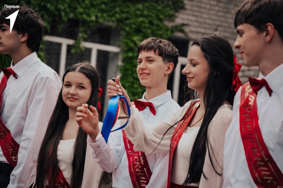Дали последний звонок и заложили капсулу времени: в донецкой гимназии отметили конец учебного года Дали последний звонок и заложили капсулу времени: в донецкой гимназии отметили конец учебного года