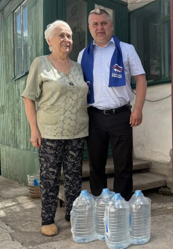 Юрий Атаманов: В рамках партийной инициативы «Маленькие добрые дела» передал питьевую воду жителям Ленинского района Юрий Атаманов: В рамках партийной инициативы «Маленькие добрые дела» передал питьевую воду жителям Ленинского района