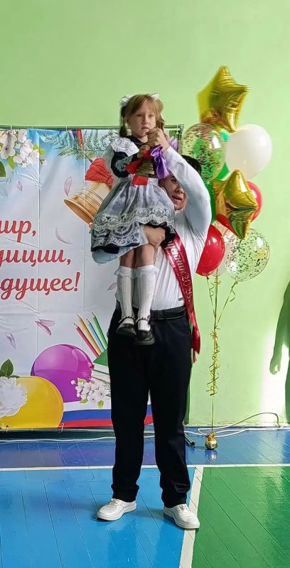 Наталья Бегуненко: Сегодня в школах Петровского района прозвучал последний звонок Наталья Бегуненко: Сегодня в школах Петровского района прозвучал последний звонок