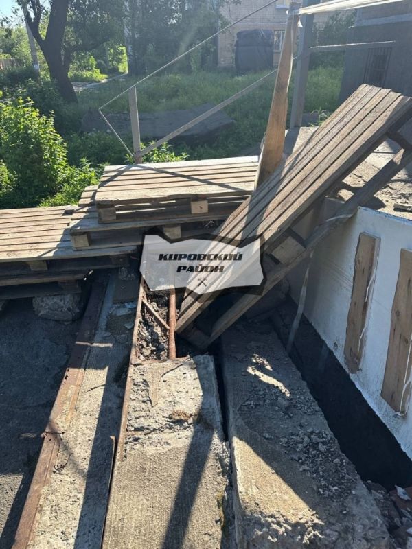 Крыльцо 1-го подъезда дома 110 по ул. Петровского в Донецке развалилось полгода назад: ЕУК «забил» Крыльцо 1-го подъезда дома 110 по ул. Петровского в Донецке развалилось полгода назад: ЕУК «забил»