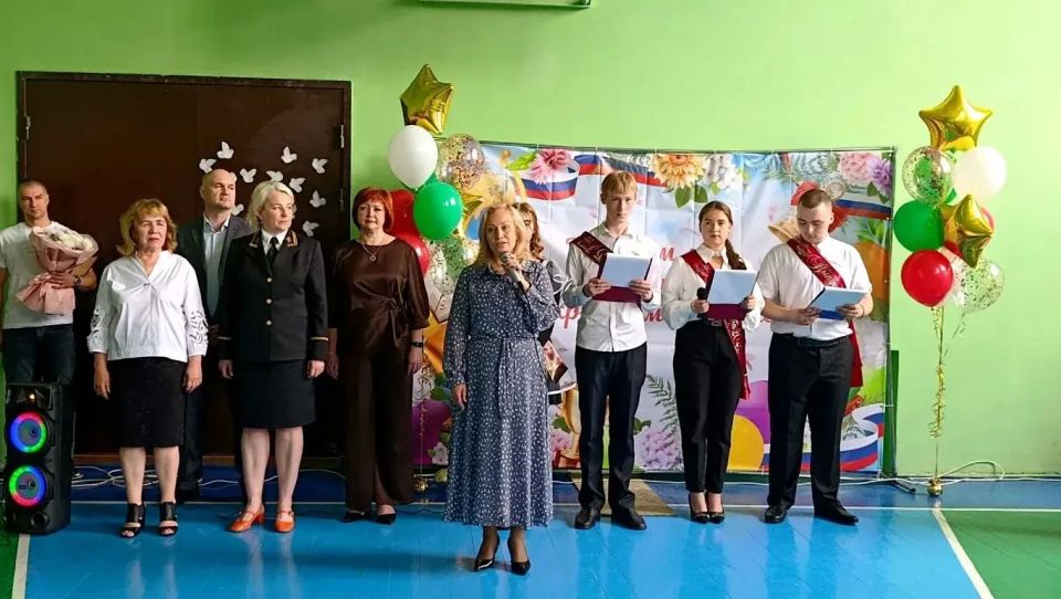 Наталья Бегуненко: Сегодня в школах Петровского района прозвучал последний звонок Наталья Бегуненко: Сегодня в школах Петровского района прозвучал последний звонок