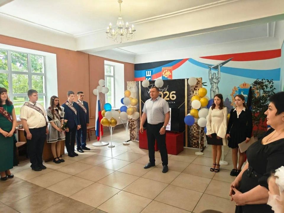 Партийцы поздравили выпускников с Последним звонком Партийцы поздравили выпускников с Последним звонком