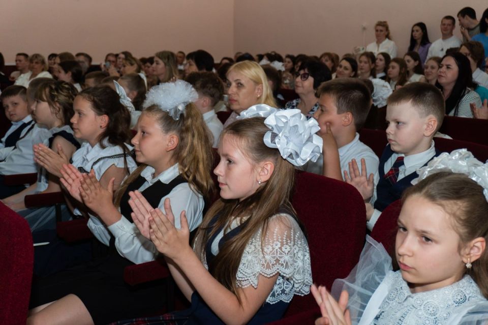 Сегодня посетил праздничные линейки Последнего звонка в школах городского округа Снежное Сегодня посетил праздничные линейки Последнего звонка в школах городского округа Снежное