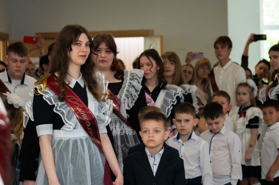Сегодня посетил праздничные линейки Последнего звонка в школах городского округа Снежное Сегодня посетил праздничные линейки Последнего звонка в школах городского округа Снежное