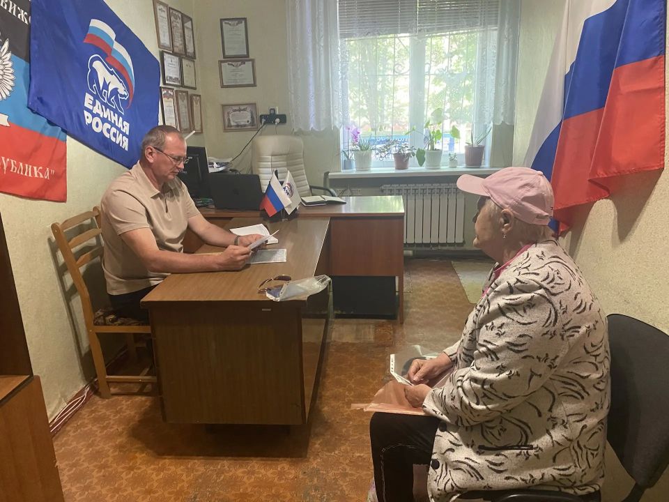 26 мая 2026г., Председатель Дебальцевского городского совета Шульженко Сергей Васильевич, провёл личный прием граждан в местной общественной приёмной Дебальцевского местного отделения Партии "Единая Россия" в посёлке... 26 мая 2026г., Председатель Дебальцевского городского совета Шульженко Сергей Васильевич, провёл личный прием граждан в местной общественной приёмной Дебальцевского местного отделения Партии "Единая Россия" в посёлке...