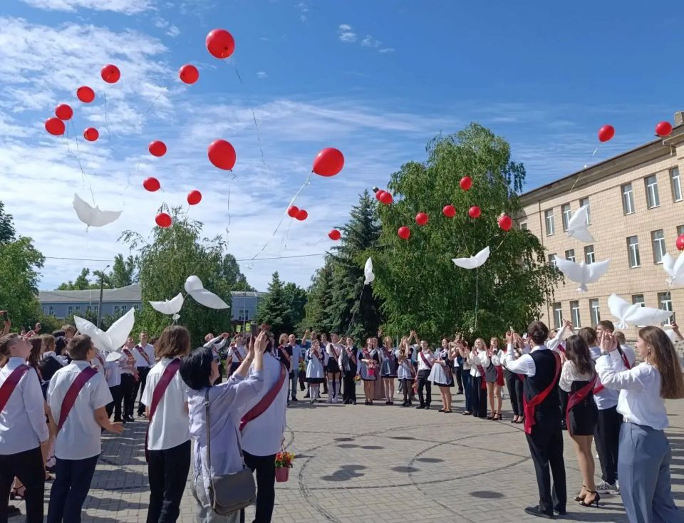 Наталья Бегуненко: Сегодня в школах Петровского района прозвучал последний звонок Наталья Бегуненко: Сегодня в школах Петровского района прозвучал последний звонок